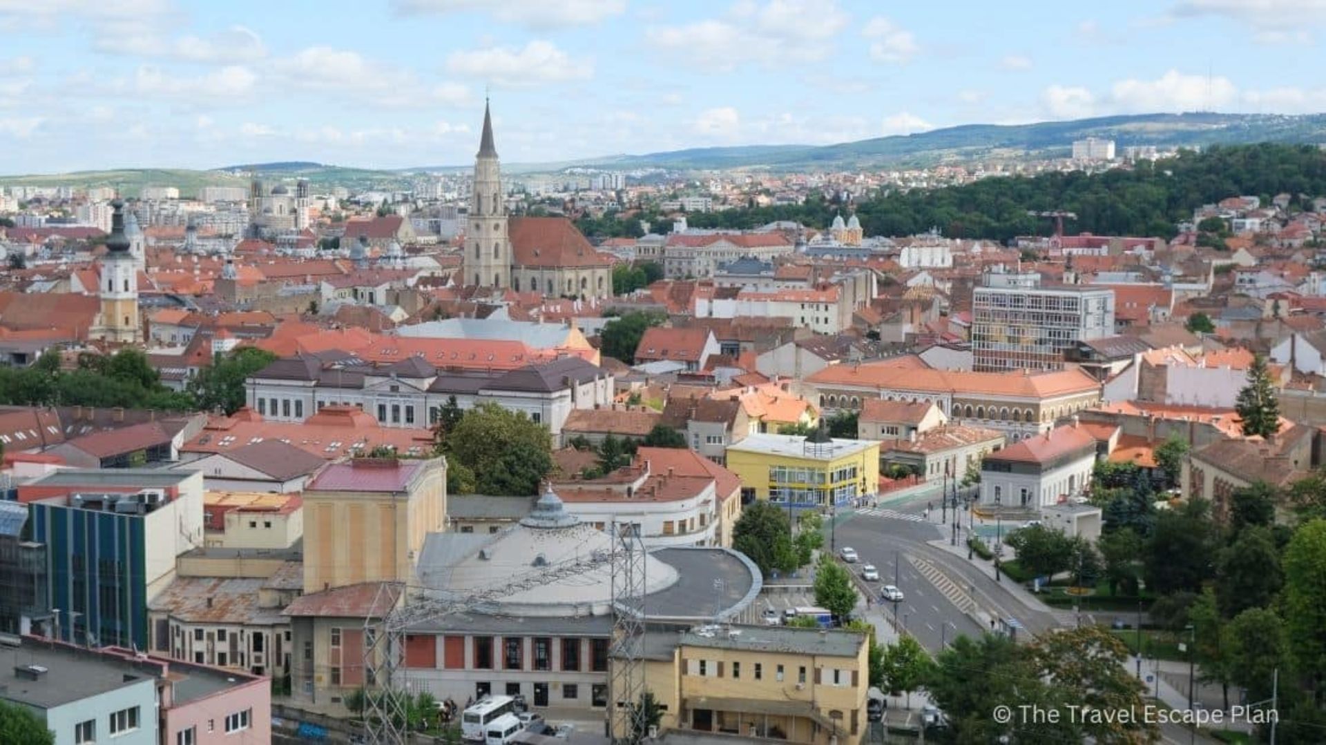 Românii stau acasă… literalmente: Aproape toți românii dețin o locuință, dar dimensiunea spațiului lasă de dorit. Suntem pe primul loc în UE
