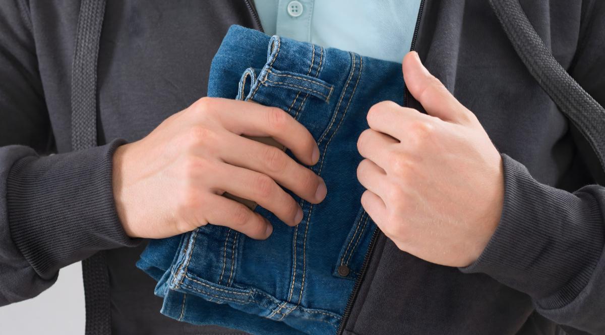 A furat haine de firmă din centrul comercial Vivo, la două săptămâni după ce ieșise din închisoare: Judecătorii au considerat că prezintă un risc