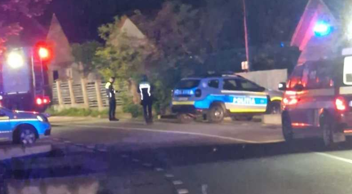 Accident devastator! Doi tineri au ars de vii, după ce mașina în care se aflau s-a izbit de un cap de pod. Alți doi pasageri, în stare gravă
