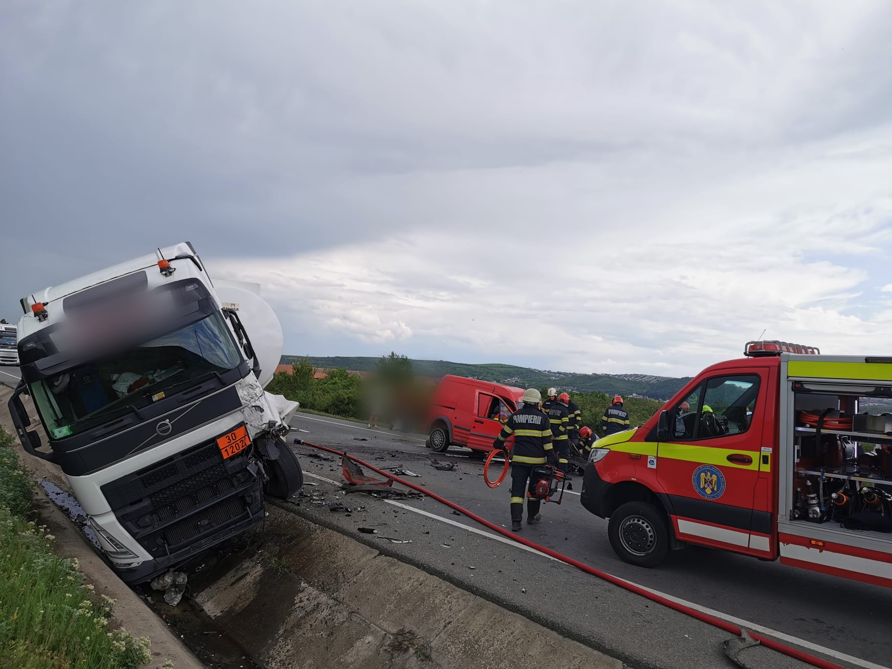 Accident devastator pe Bulevardul Muncii din Cluj-Napoca! O persoană încarcerată se zbate între viață și moarte după impactul cu o autocisternă