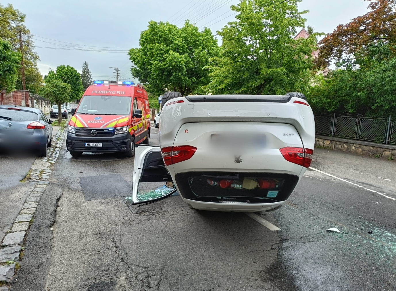 Accident dramatic pe strada Brașov din Cluj-Napoca: Un bărbat a fost rănit după ce mașina în care se afla a lovit altă mașină și apoi s-a răsturnat