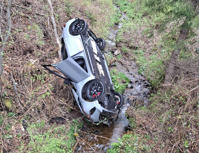 Accident grav în Cluj! Un autoturism s-a răsturnat într-o râpă de patru metri! Un tânăr de 20 de ani a rămas încarcerat FOTO