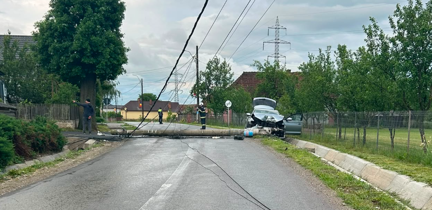 Accident grav în Cluj! Un șofer a intrat cu mașina într-un stâlp de beton! Două persoane, printre care un copil de 9 ani, au fost rănite