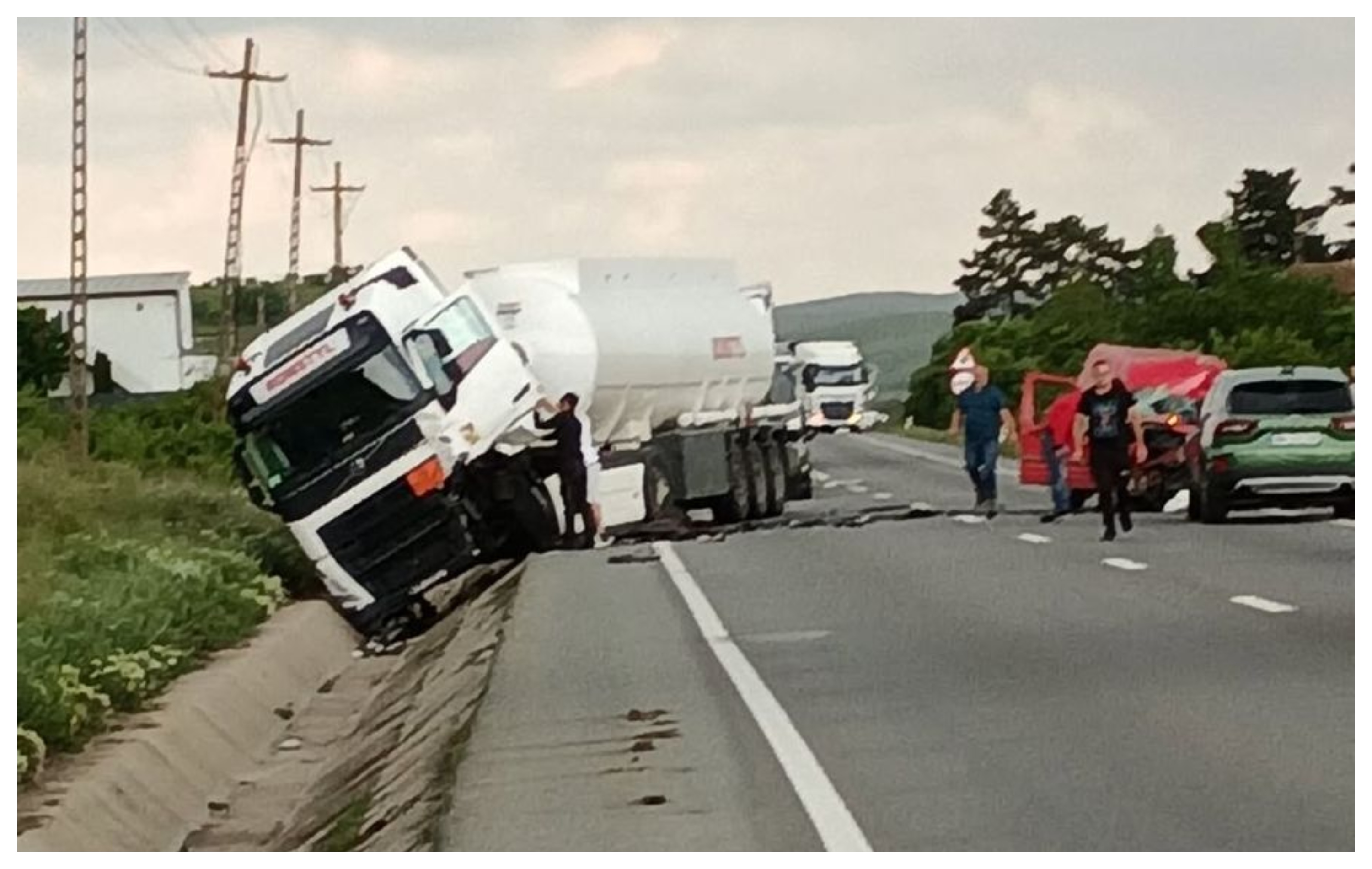 Accident grav pe Bulevardul Muncii spre Apahida! O persoană a rămas încarcerată după impactul dintre un autoturism și o autocisternă