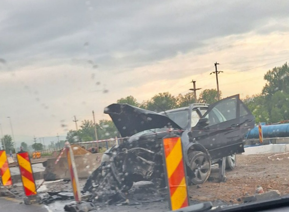 Accident în această dimineață în zona VIVO Cluj. Un BMW a intrat într-un parapet de beton, în zona lucrărilor. 5 persoane rănite