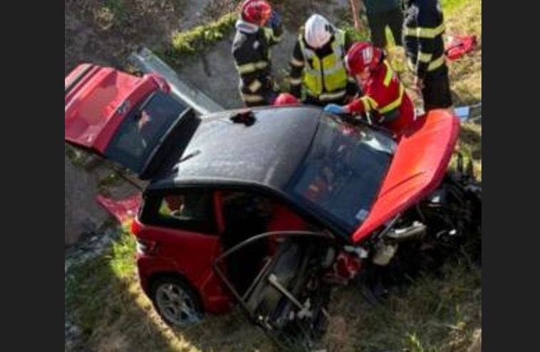 Accident la ieșirea din județul Cluj. Tânără de 17 ani la volanului unei mașini B1 a căzut în albia unui pârâu, suferind leziuni la coloana vertebrală