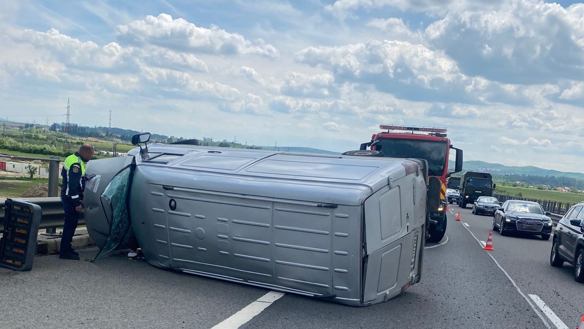 Accident pe Autostrada A3, între Turda și Gilău! O autoutilitară s-a răsturnat pe drum, iar pompierii și SMURD-ul au intervenit de urgență