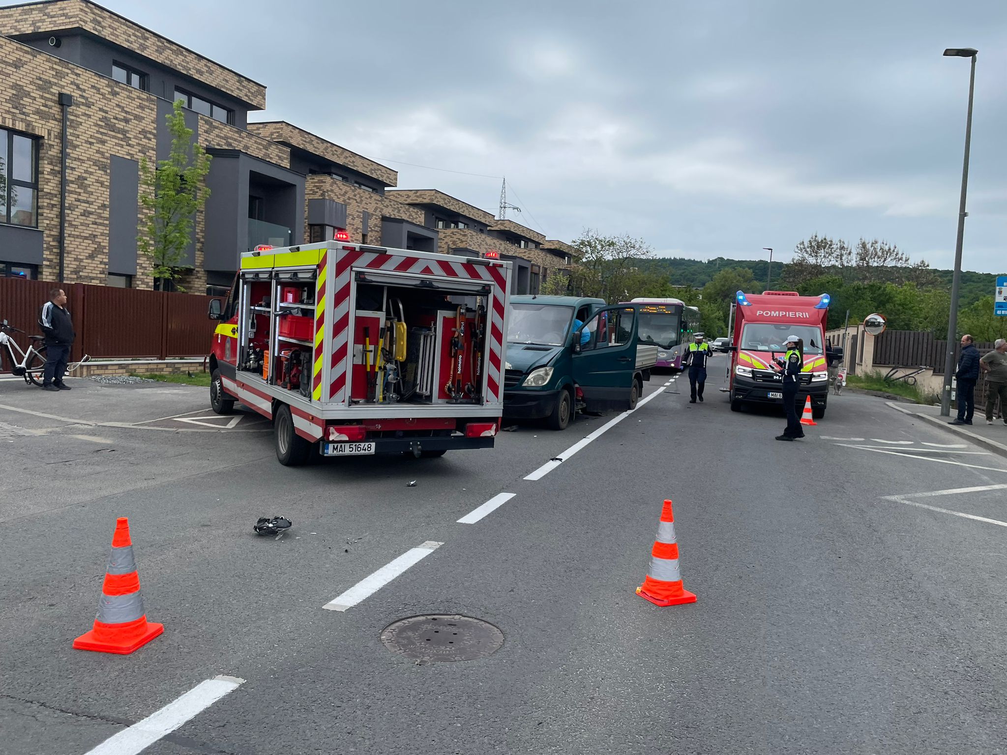 Accident tragic în Cluj-Napoca: Tânăr de 30 de ani decedat după ce motocicleta i-a fost spulberată de o autoutilitară. Intervenție dramatică a echipajelor