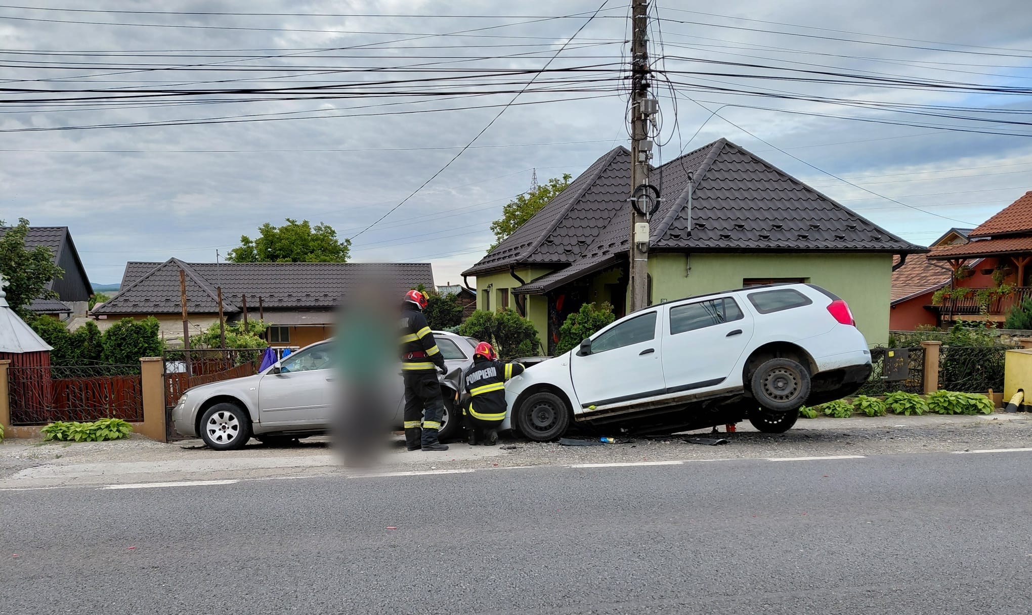 Accident violent în Cluj! Un șofer a rămas încarcerat după ce a lovit o mașină parcată