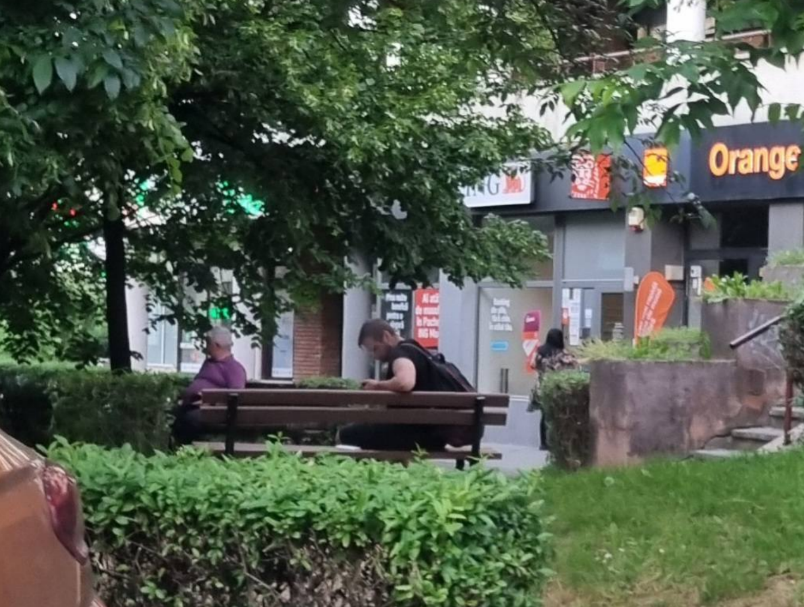 Alertă în Cluj! O femeie hărțuită în Mănăștur avertizează: „Acest bărbat stătea singur pe bancă și vâna femeile. A făcut remarci și despre corpul meu”