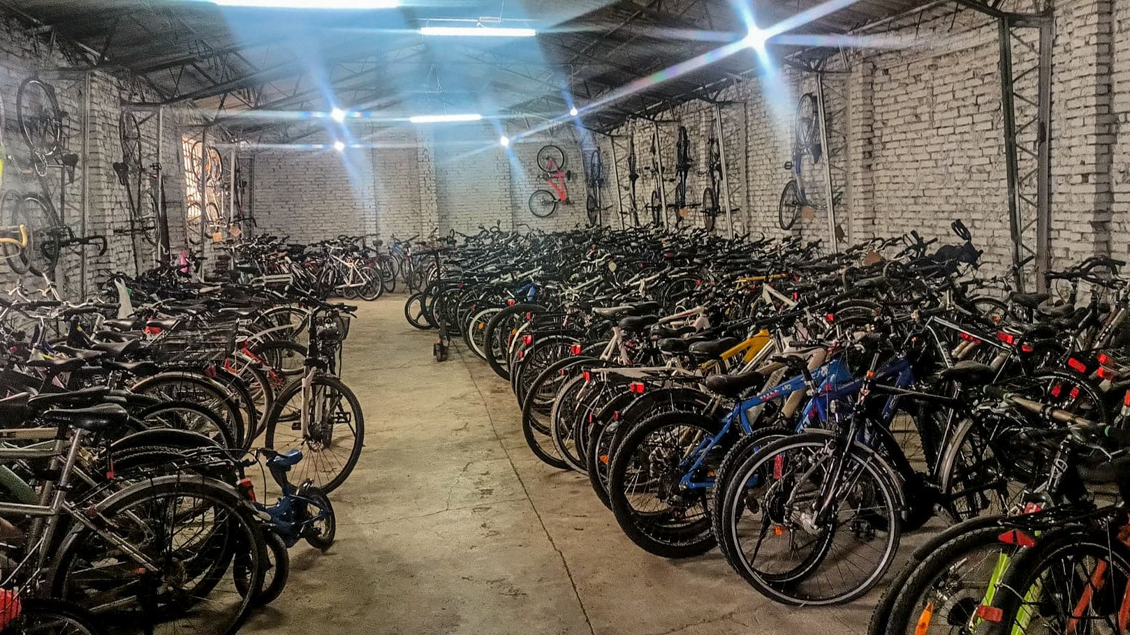 ANAF a dat peste trei depozite secrete în Cluj: Sute de biciclete și trotinete vândute la negru, în valoare de un milion de lei, ridicate de inspectori
