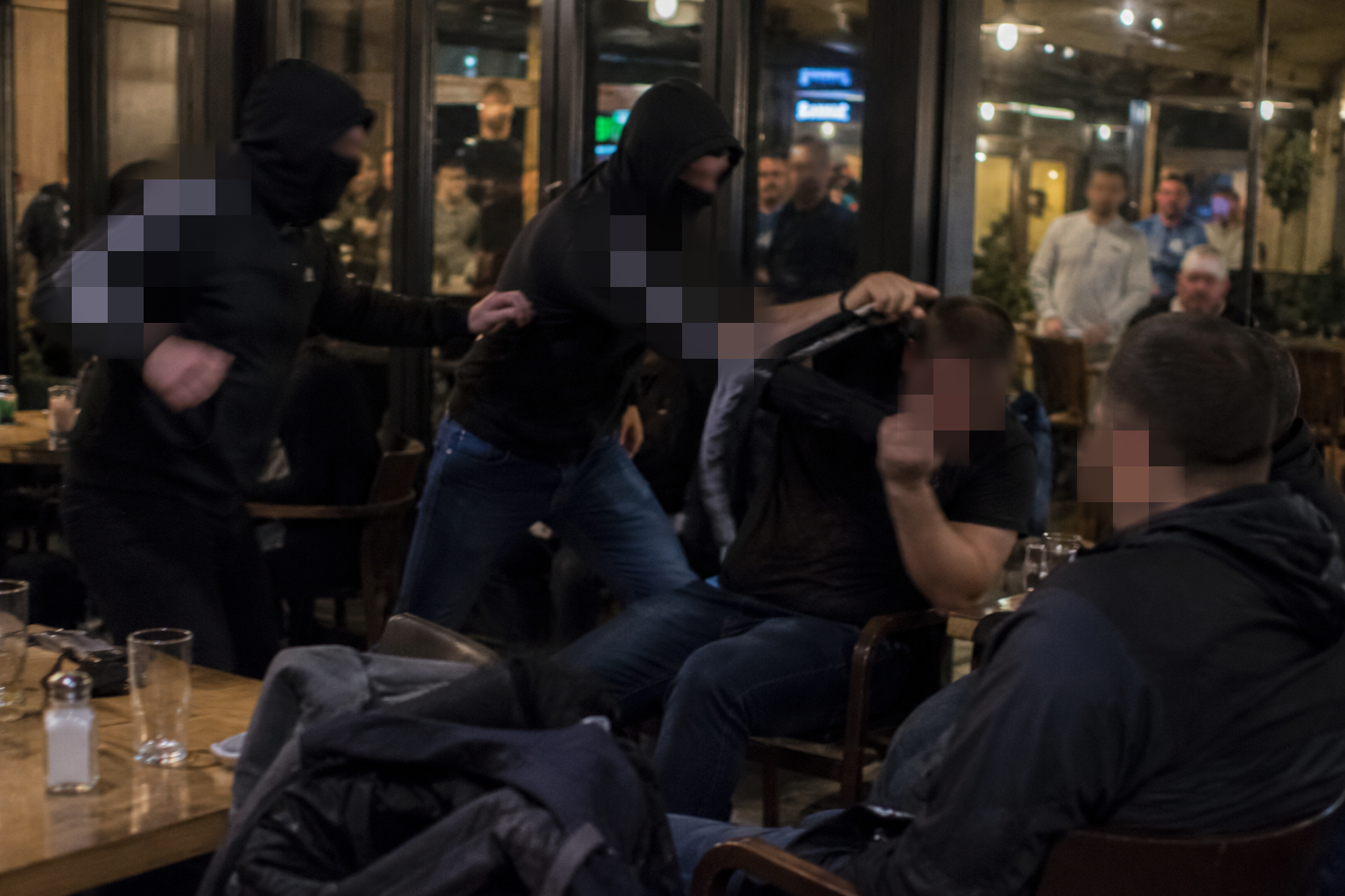 Atac mascat într-un local din Piața Unirii, Cluj. Doi suporteri cu fețele acoperite au atacat alți doi pentru a le fura fularele. Pe unul l-au lovit în cap