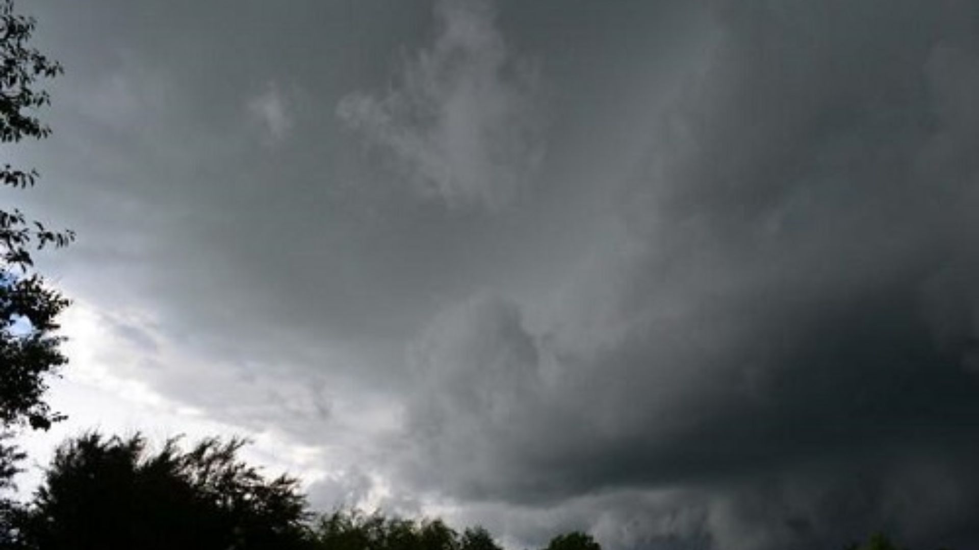 Atmosferă de toamnă în mijlocul lunii mai la Cluj-Napoca! Cerul rămâne înnorat toată ziua, iar ploaia își poate face apariția spre seară