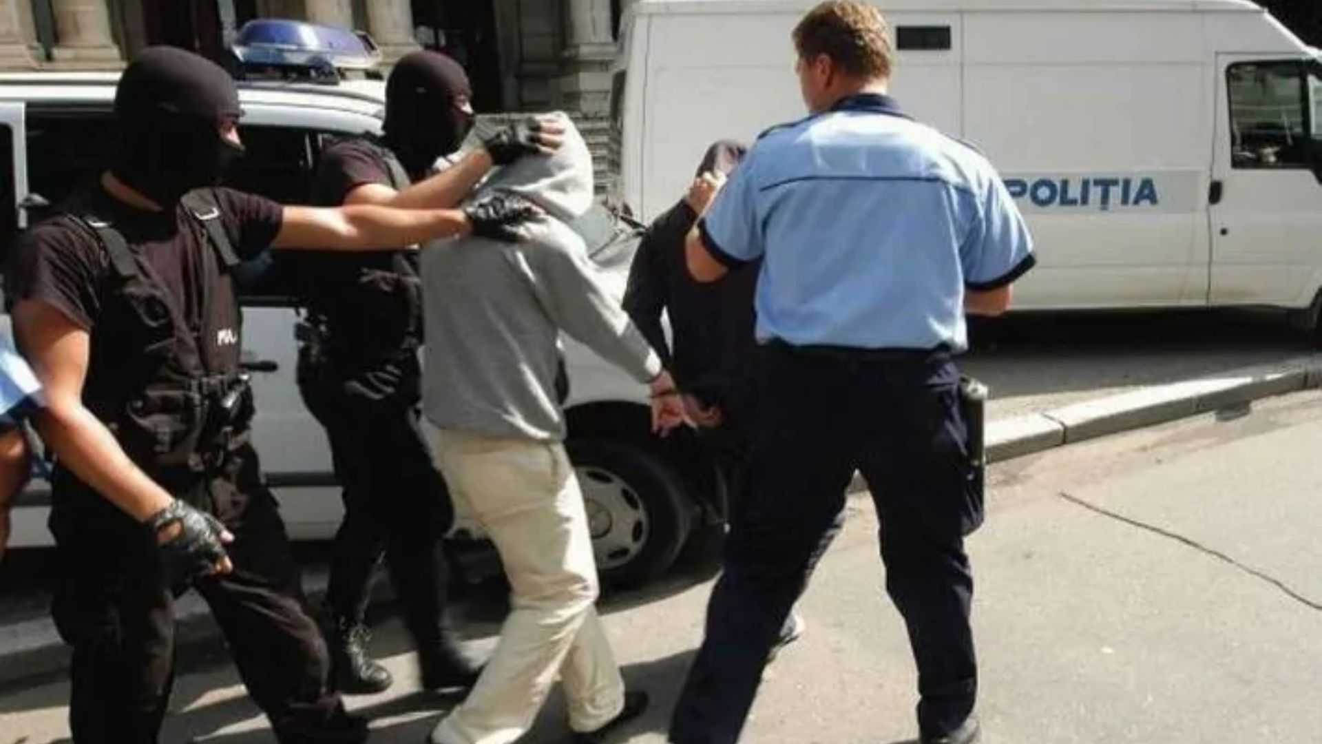 Au spart geamul și au golit rafturile cu alcool: Doi minori din Apahida ajung în arest după un furt calificat investigat de polițiștii clujeni