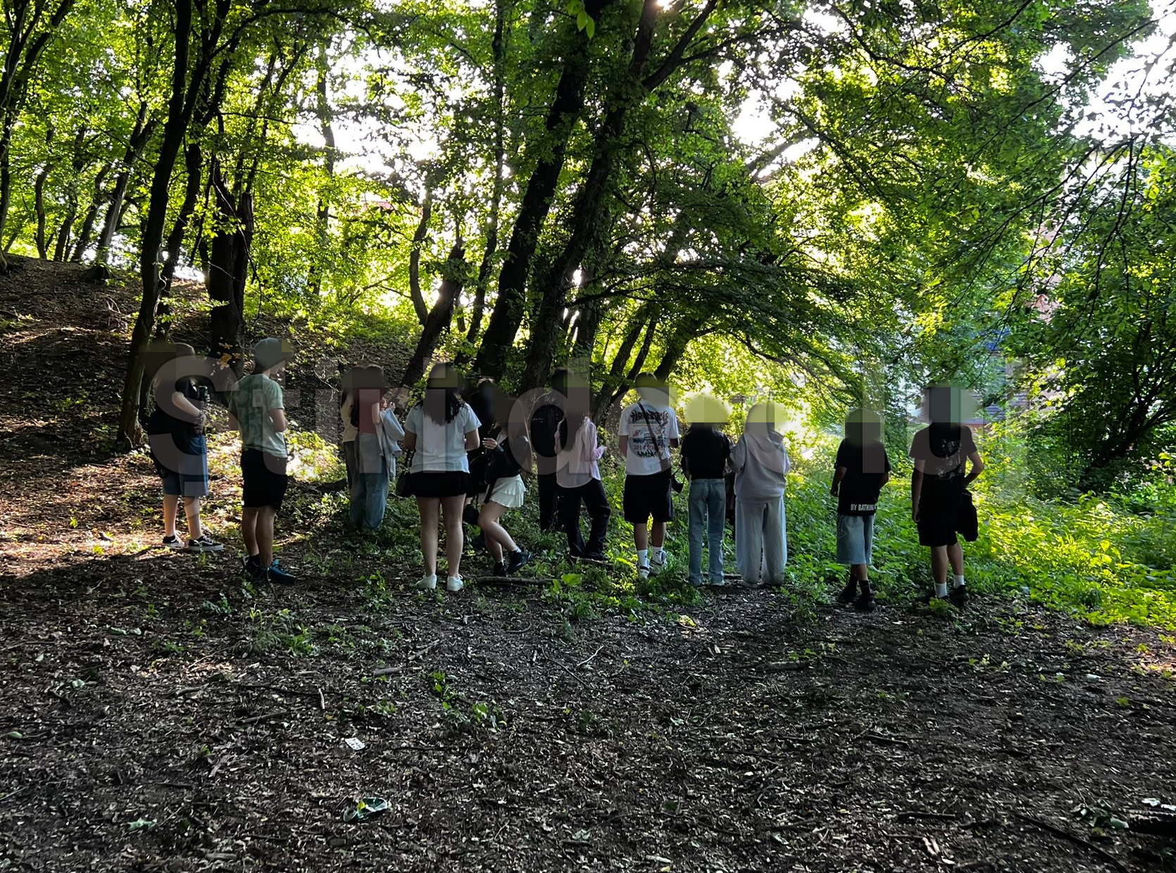 Bătaie între două adolescente în Florești, sub privirile a zeci de copii. O clujeancă a intervenit: „Mulți filmau și râdeau în loc să ceară ajutor”