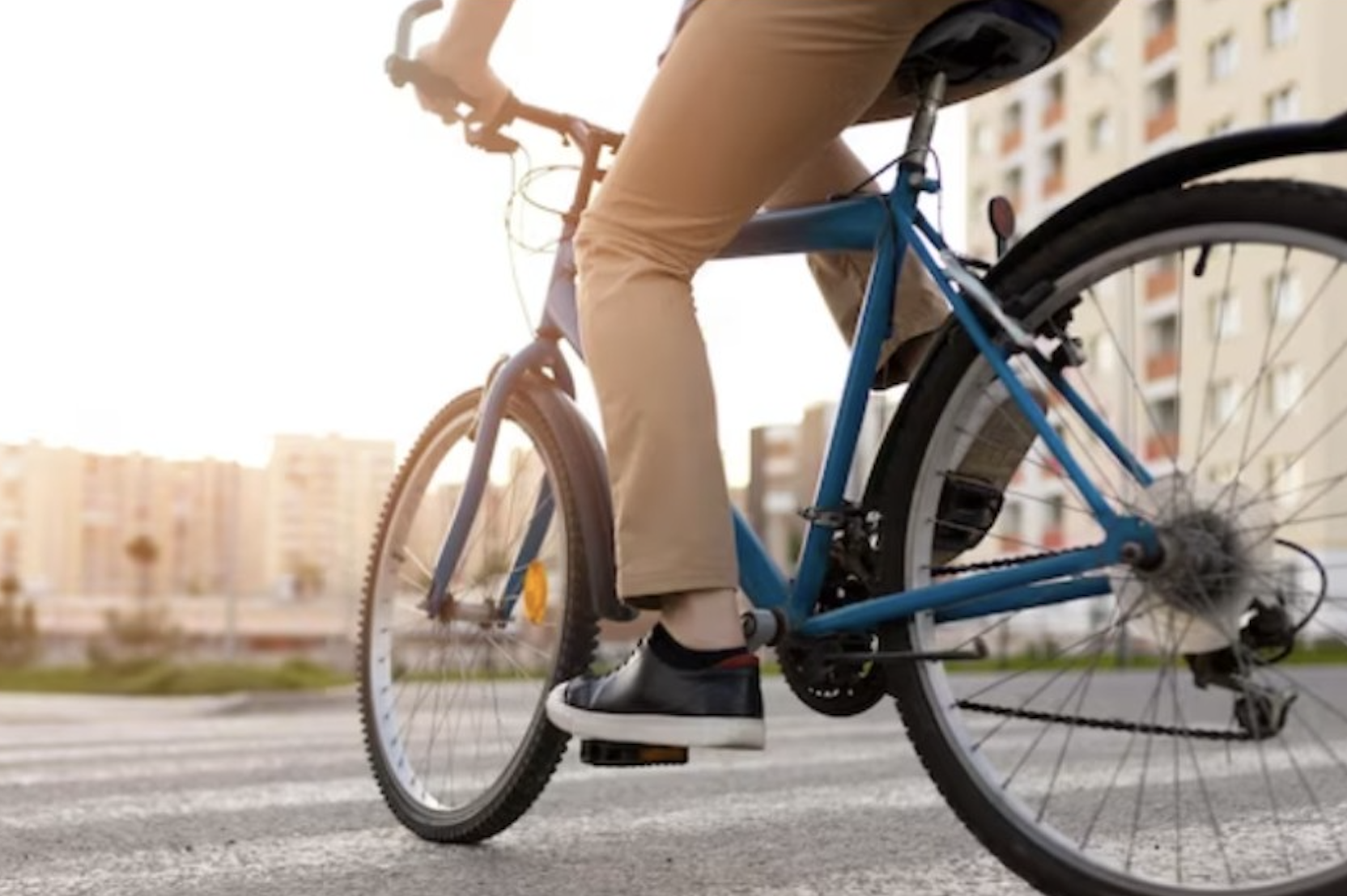 Biciclist din Cluj, la un pas de accident pe o stradă din Cluj-napoca: O șoferiță nu i-a lăsat nici un metru distanță în trafic