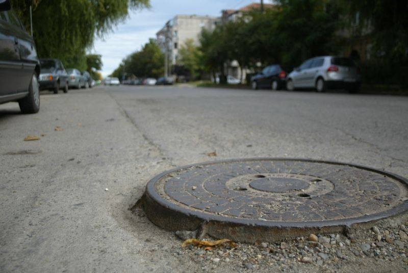 Capcană ascunsă în carosabil pe o stradă din Cluj: Un capac de canal nenivelat îi bagă în sperieți pe șoferi zilnic la intersecția cu Calea Dorobanților