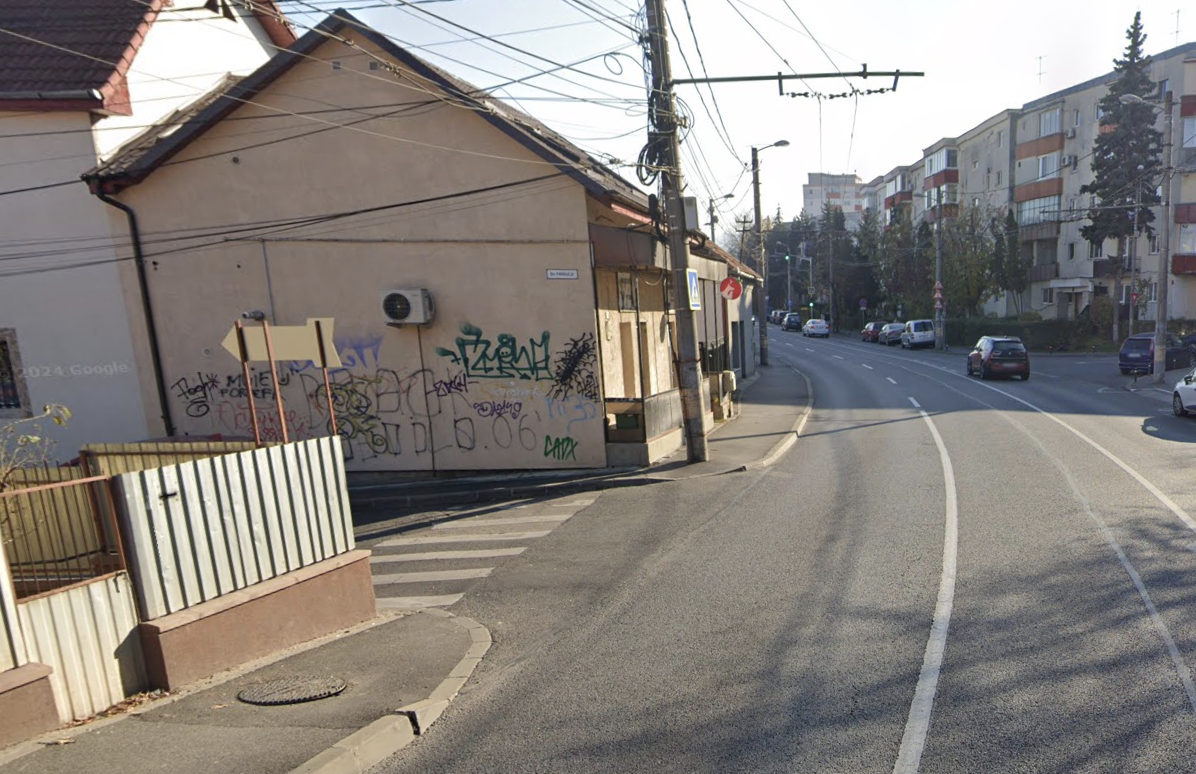 Capcană rutieră lângă o grădiniță din Cluj: Vizibilitate zero după curbă, pietoni nevoiți să ocolească mașinile blocate pe trecere