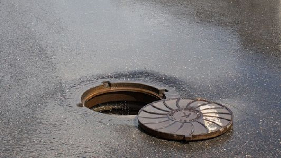 Capcane ascunse pe străzile din Cluj! Canale adânci îi forțează pe șoferi să vireze brusc și riscă accidente: „Pericolul e iminent pentru oricine trece”