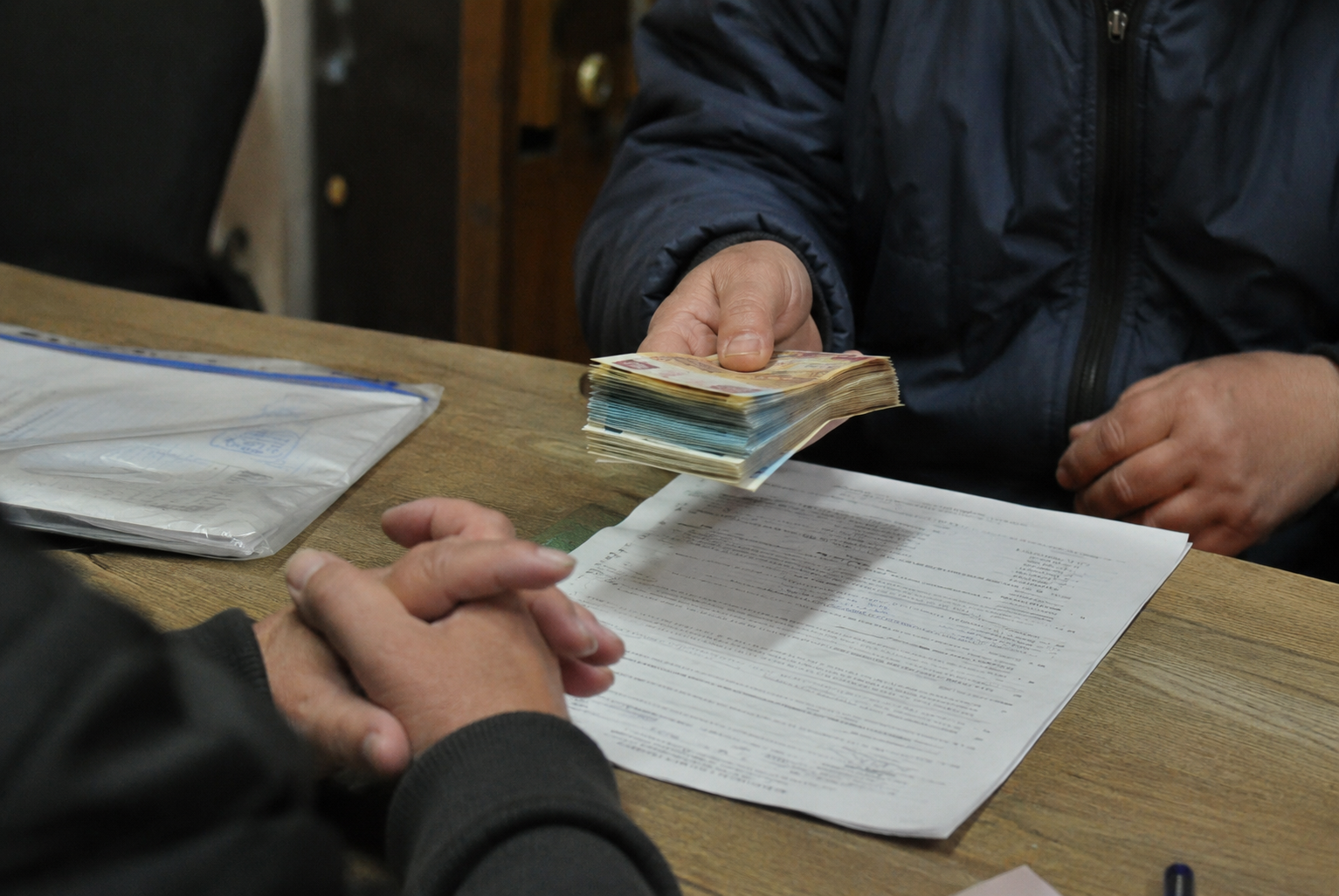 Caz incredibil ajuns în tribunal: Un bărbat a dat aproape o sută de mii de euro ca să „scoată dracii” din nevasta-sa: Primea mesaje de la forța „Bau”