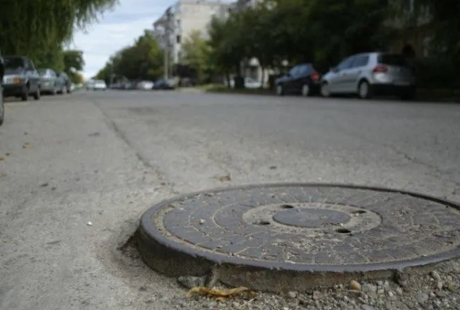 Clujenii de pe o stradă din oraș nu mai pot dormi din cauza unui capac de canal: Zgomot metalic puternic, repetat la câteva secunde, toată noaptea
