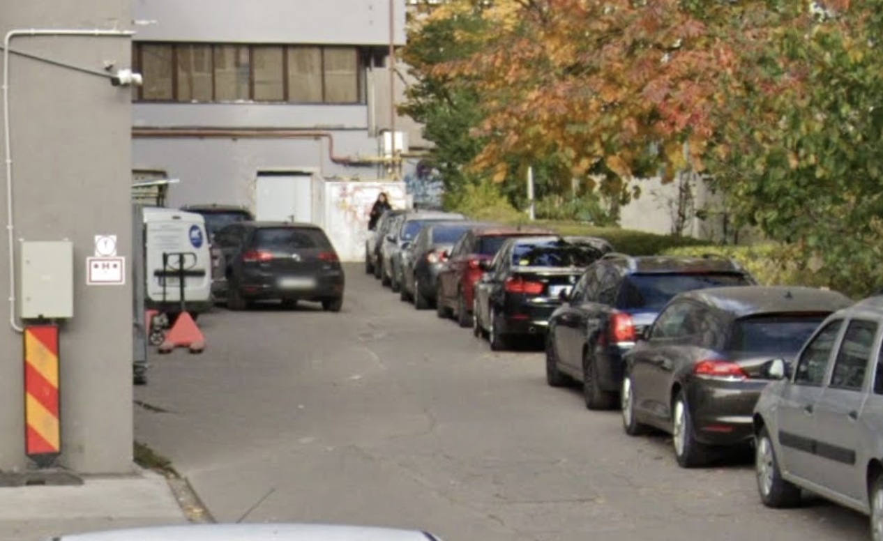 Clujenii din spatele Pieței Mărăști, scoși din minți: „Mașinile vin non-stop, gunoiul zboară peste tot!" Autoritățile, chemate să intervină