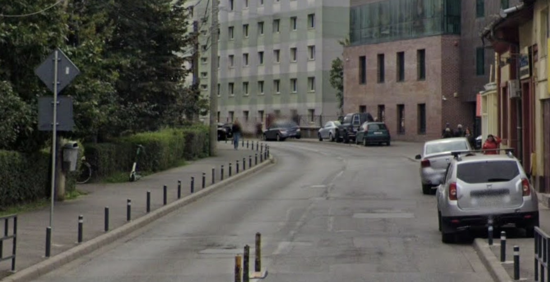 Clujenii, nevoiți să meargă pe carosabil din cauza șoferilor care parchează pe trotuar: „Trebuie să ieși pe stradă să ocolești mașina parcată aiurea!"