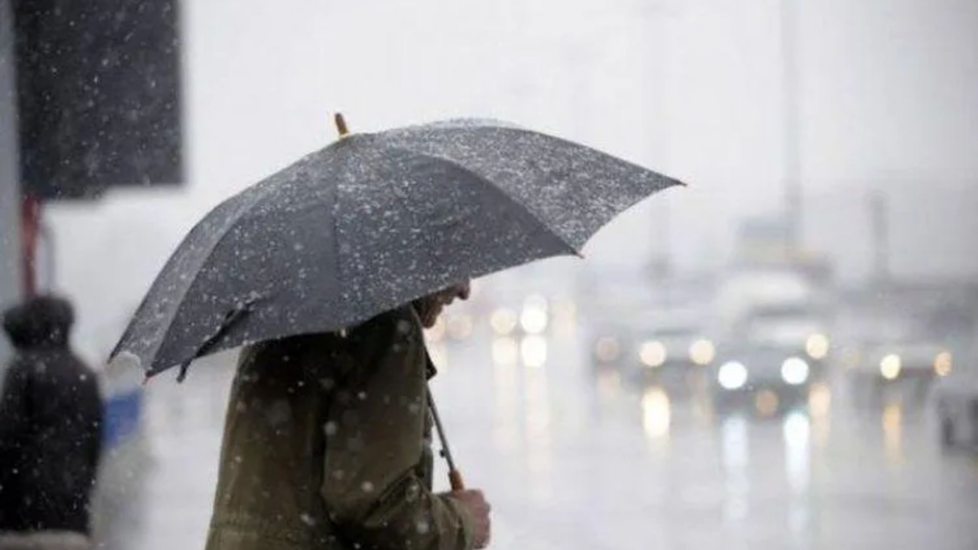 Clujul, lovit de frig și ploi chiar în mijlocul lunii mai: Vreme mohorâtă, temperaturi scăzute și umbrele scoase din nou din dulap