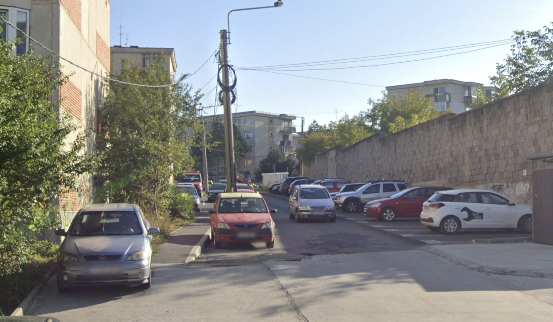 Copii care terorizează două străzi din Cluj-Napoca: Au aruncat fecale de animale pe parbrizul unei mașini. „Mi se pare ireal ce se întâmplă"