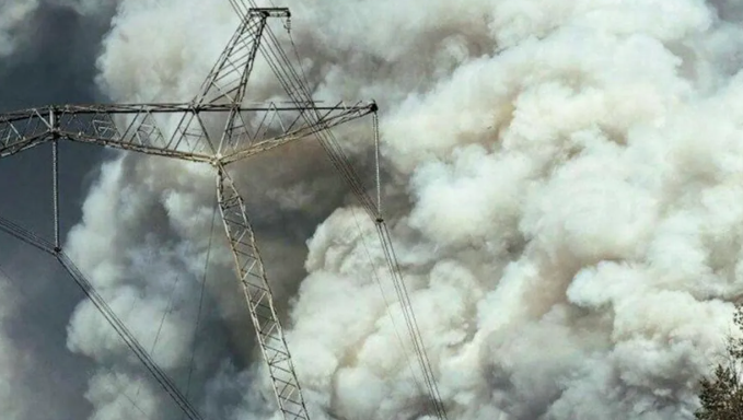 Coșmarul Cernobîl revine? Un incendiu uriaș a izbucnit după prăbușirea unei drone. Autoritățile din România monitorizează norul de fum radioactiv