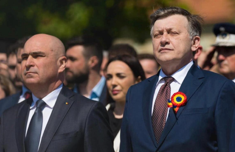 Crin Antonescu, fostul președinte al PNL, s-a supărat pe Bolojan că nu a fost invitat la aniversarea a 151 de ani de existență a partidului: „Nu contează”