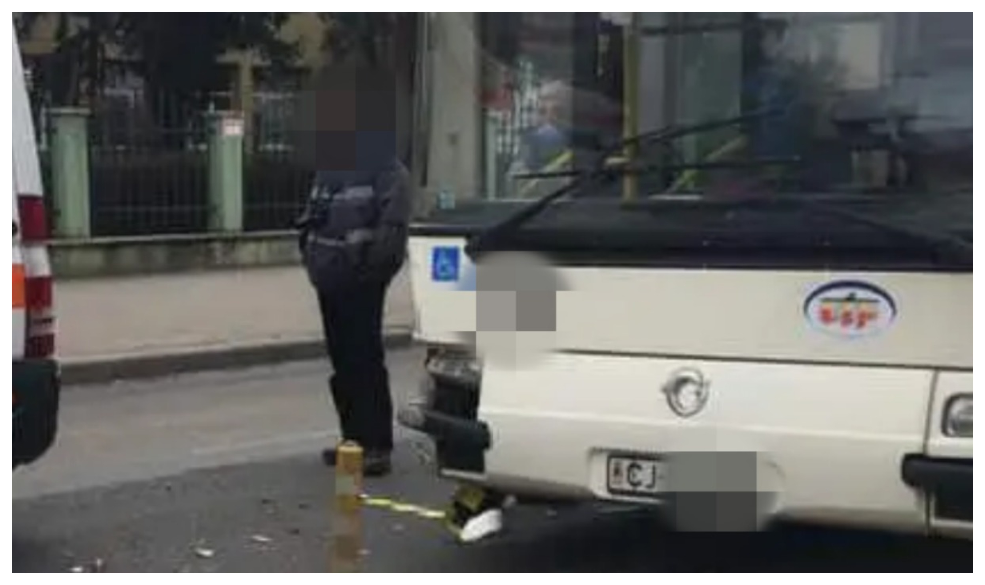 Cum s-a produs accidentul din Piața Avram Iancu din Cluj-Napoca, unde un troleibuz și autoutilitară au fost implicate și 30 de persoane evacuate