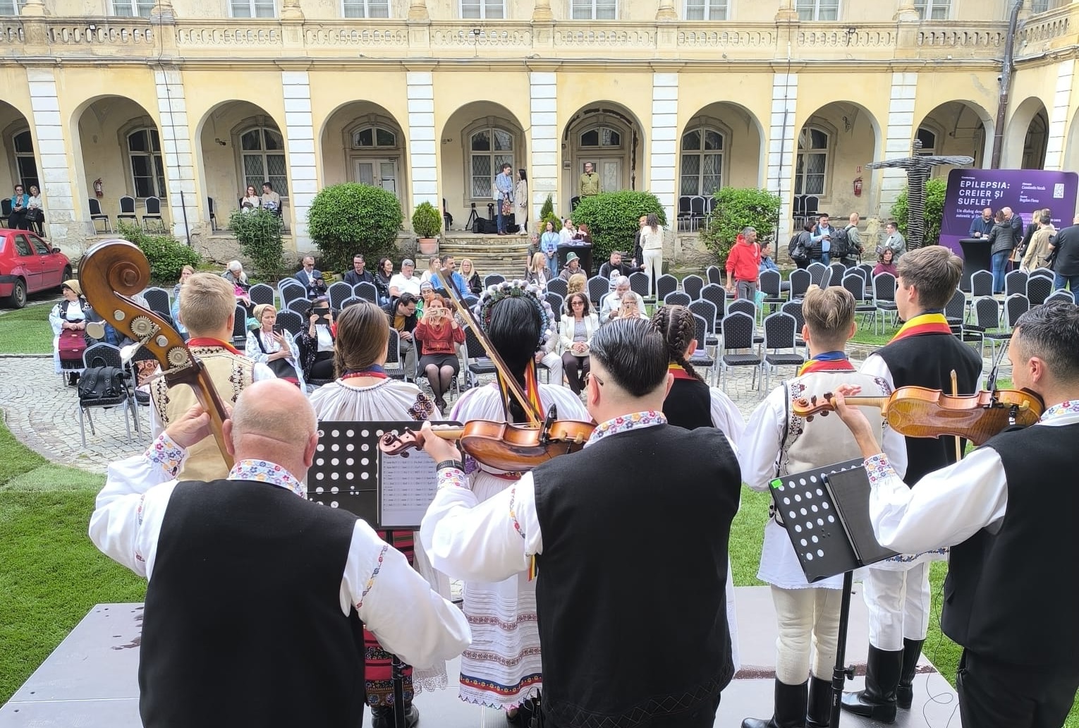 Curtea Muzeului de Artă din Cluj, plină de folclor și emoție! Tinerii din județ au dus tradiția pe scenă la un eveniment dedicat lui Brâncuși