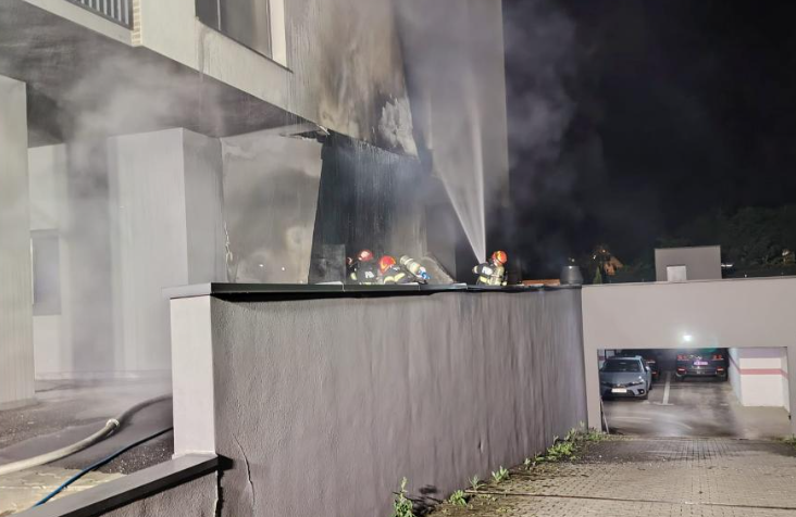 De la ce a izbucnit focul care a cuprins fațada unui bloc din Cluj-Napoca! Trei apartamente au fost inundate cu fum, pompierii au intervenit de urgență