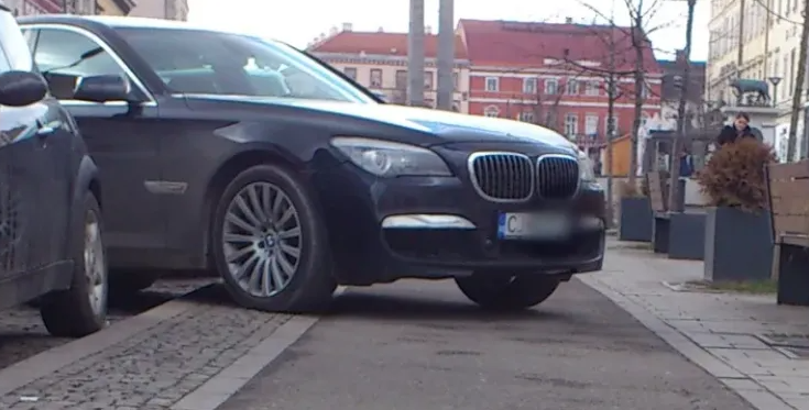 Dimineți cu nervi și pericole în Cluj-Napoca! Șoferii blochează o pistă de biciclete în apropierea unei grădinițe: „Există un risc mare de accidentare”