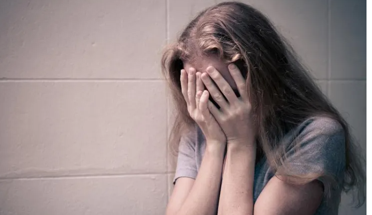 Doi adolescenți de 14 și 16 ani, reținuți după ce ar fi agresat o fată de 13 ani într-o casă părăsită