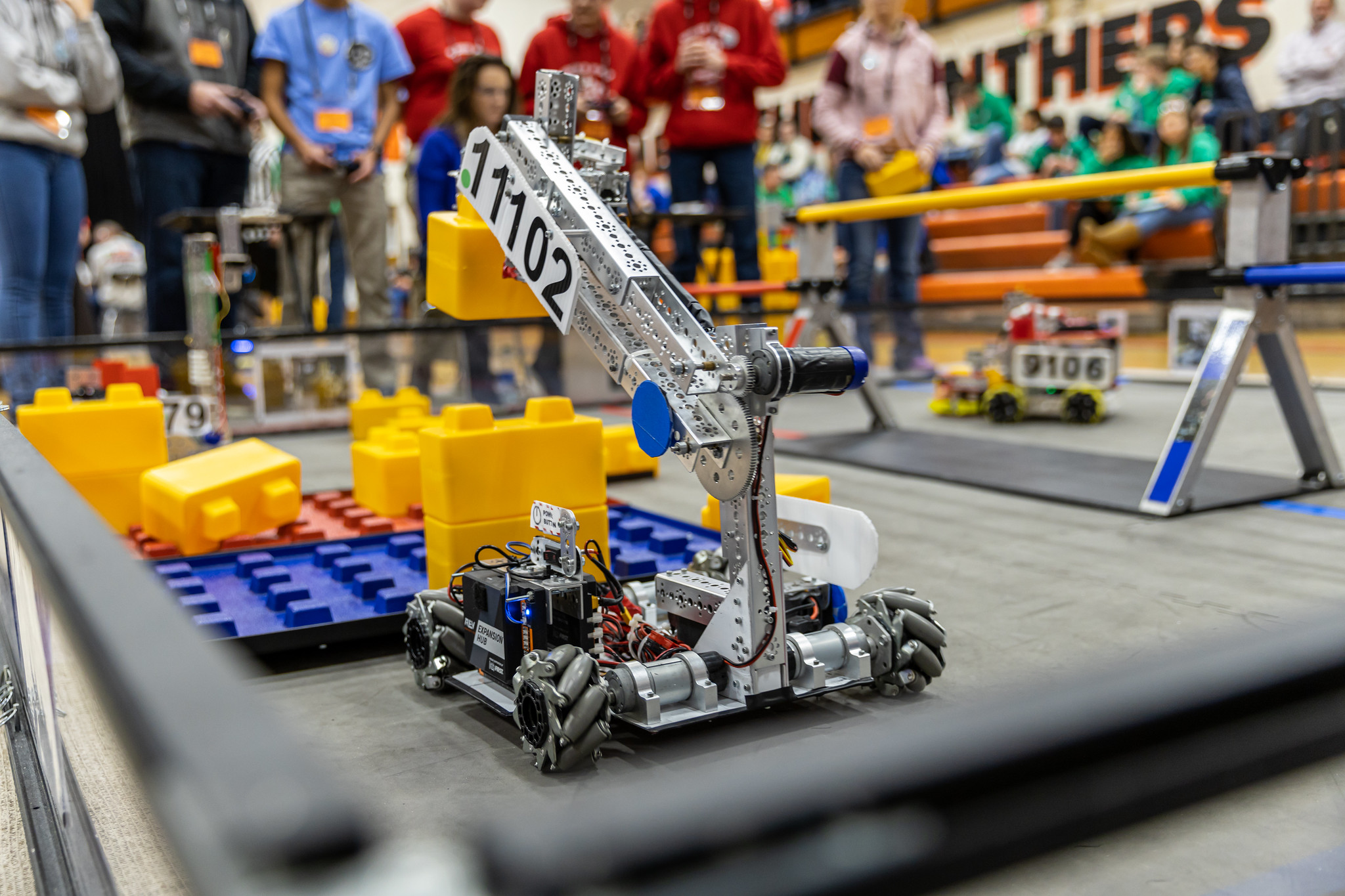 Elevii unui liceu din Cluj merg să cucerească Europa la robotică! CJ Cluj le pune la dispoziție 113.000 de lei pentru competiția din Olanda
