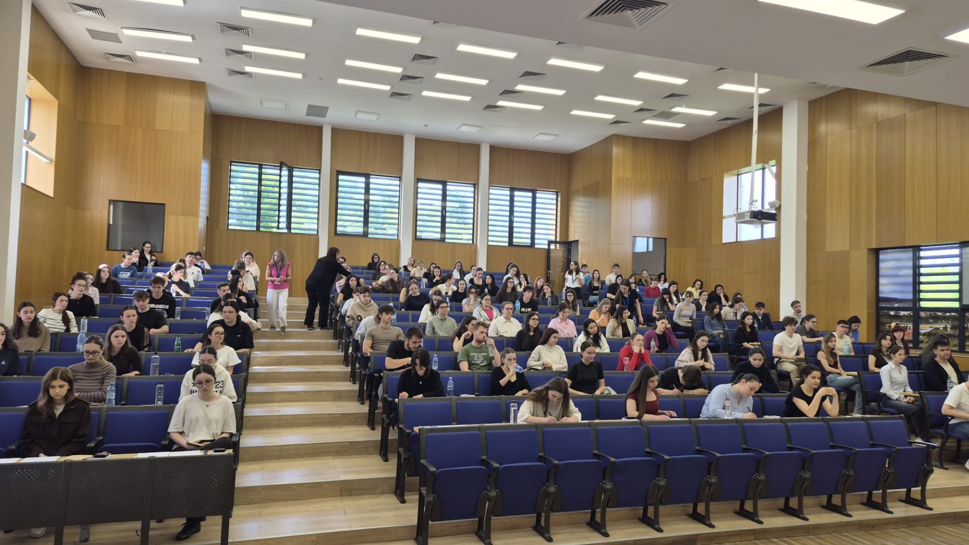 Emoții uriașe la UMF Cluj! Aproape 1.200 de candidați și-au testat cunoștințele la simularea examenului de admitere