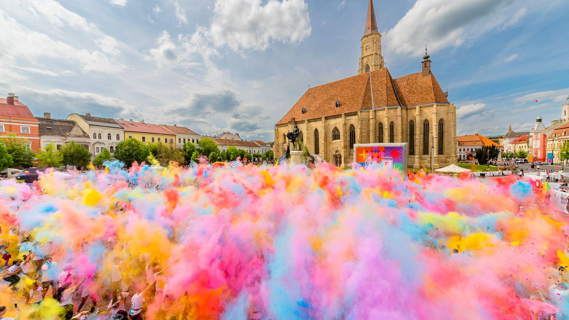 Evenimentul „colorat” din Cluj nu i-a bucurat chiar pe toți: Un clujean susține că praful colorat distruge clădirile, iar muzica e insuportabilă