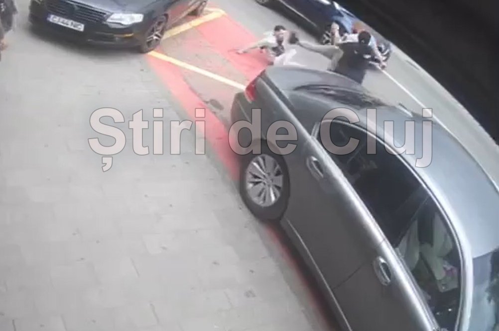 EXCLUSIV VIDEO Șocant: Bătaie cruntă în stradă, în plină zi! Clujean: „Mi-a spart nasul și arcada cu un box metalic. M-a lovit de față cu polițistul local”