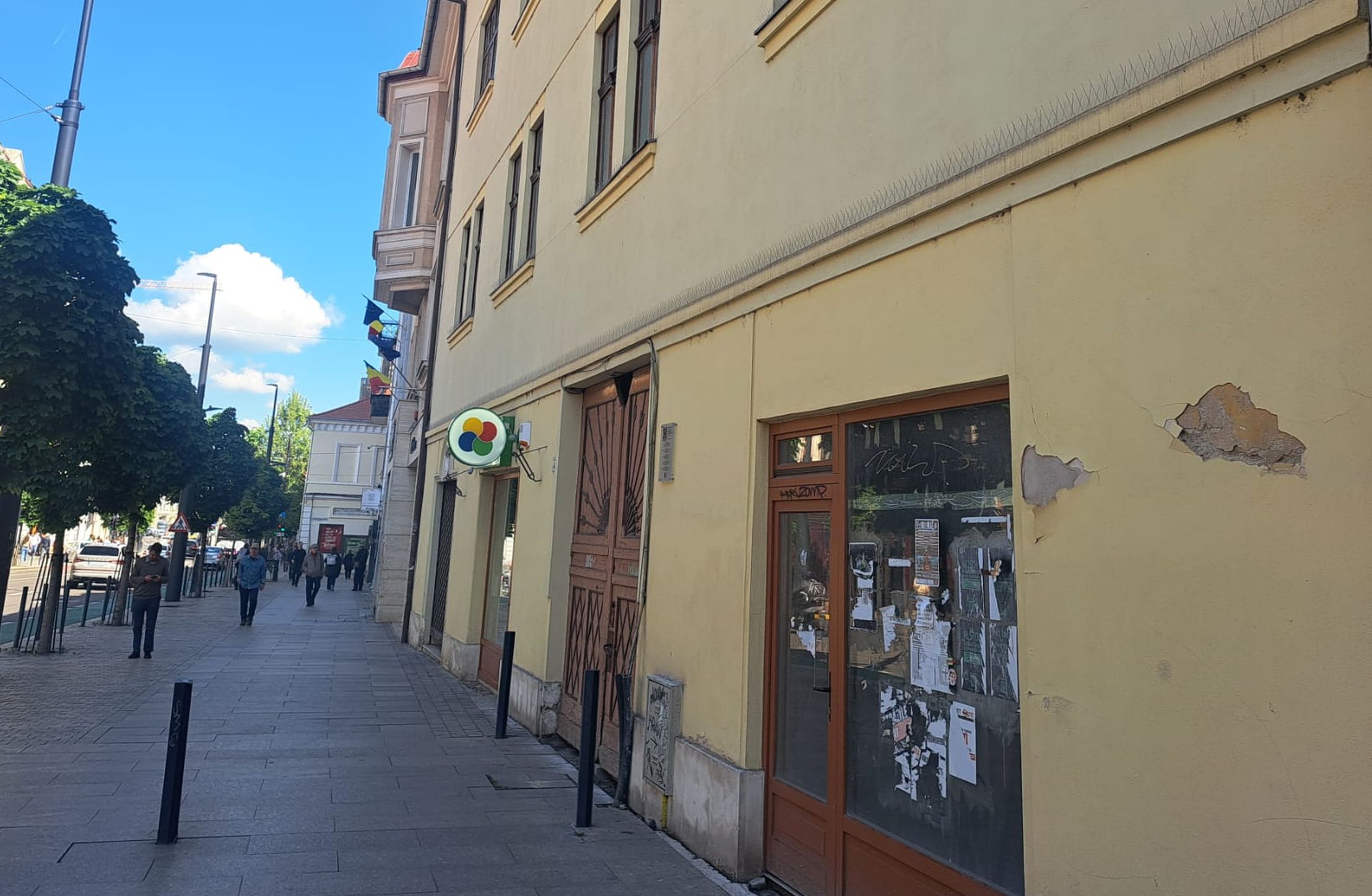 Familie din centrul Clujului, mutată de urgență. Apartamentul în care locuiesc oamenii a devenit pericol public: igrasie, infiltrații și risc de prăbușire