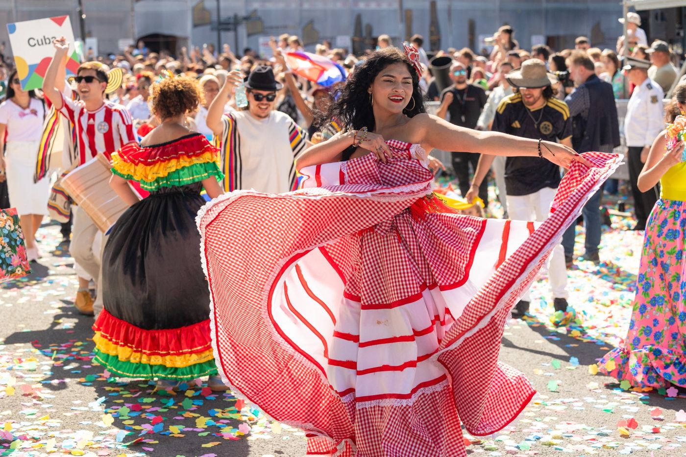 FOTO. Parada de la Zilele Clujului 2026 a transformat centrul orașului într-un carnaval uriaș! Imagini spectaculoase cu diversitatea din inima Clujului