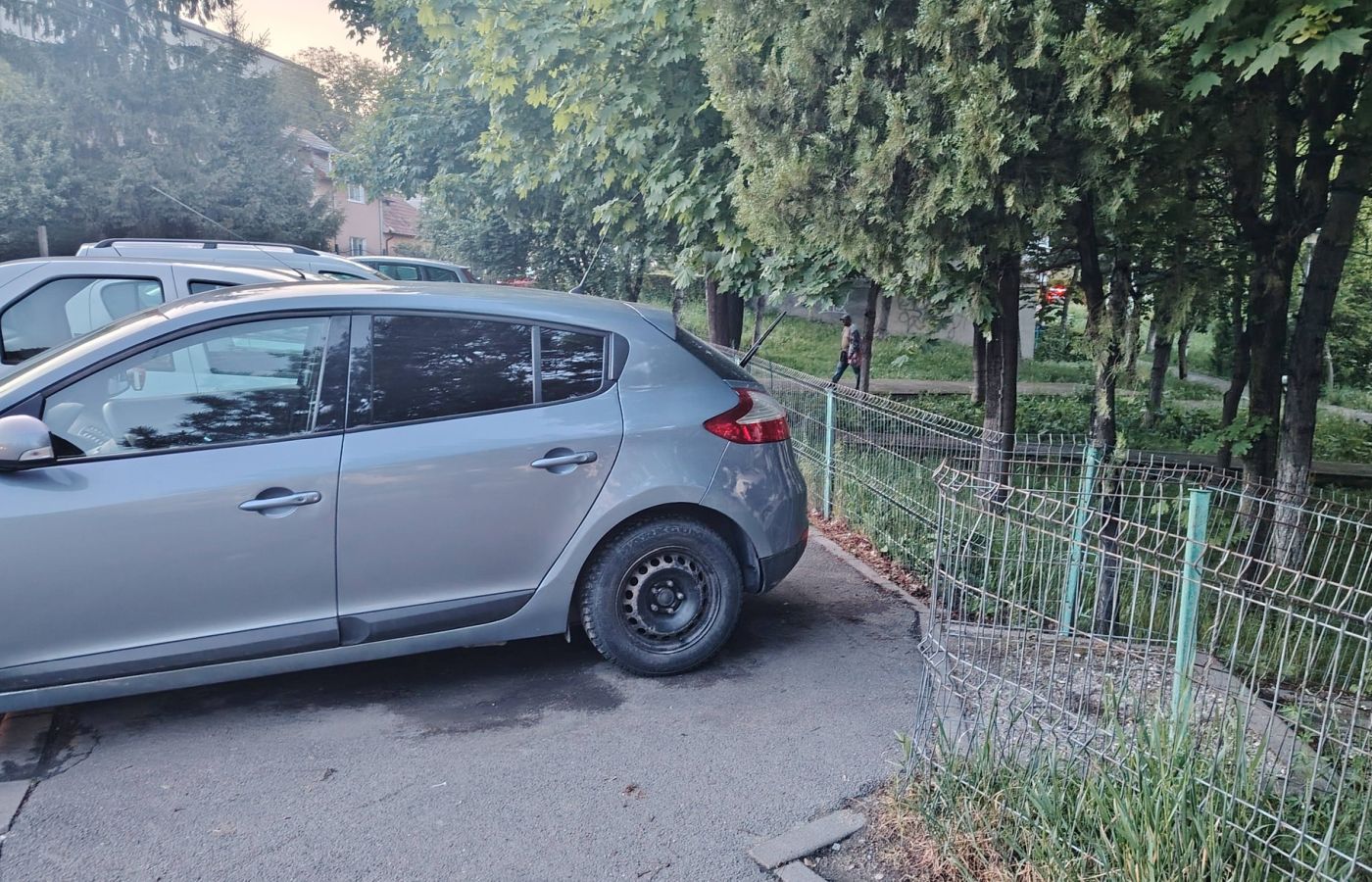 FOTO. Un șofer din Cluj-Napoca a blocat trotuarul, stresând mămicile care își plimbă bebelușul în cărucior: „Nu se poate trece din cauza lui!”