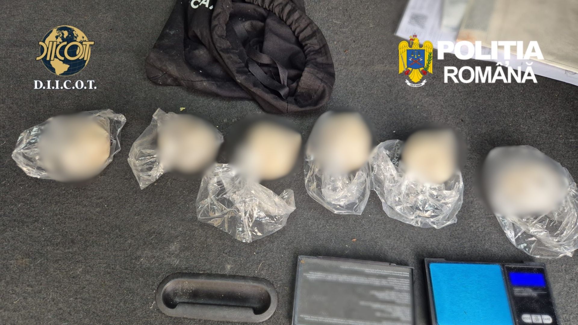 FOTO/VIDEO. Un clujean de 41 de ani a fost prins în flagrant cu sute de grame de substanțe de mare risc și mii de lei asupra sa