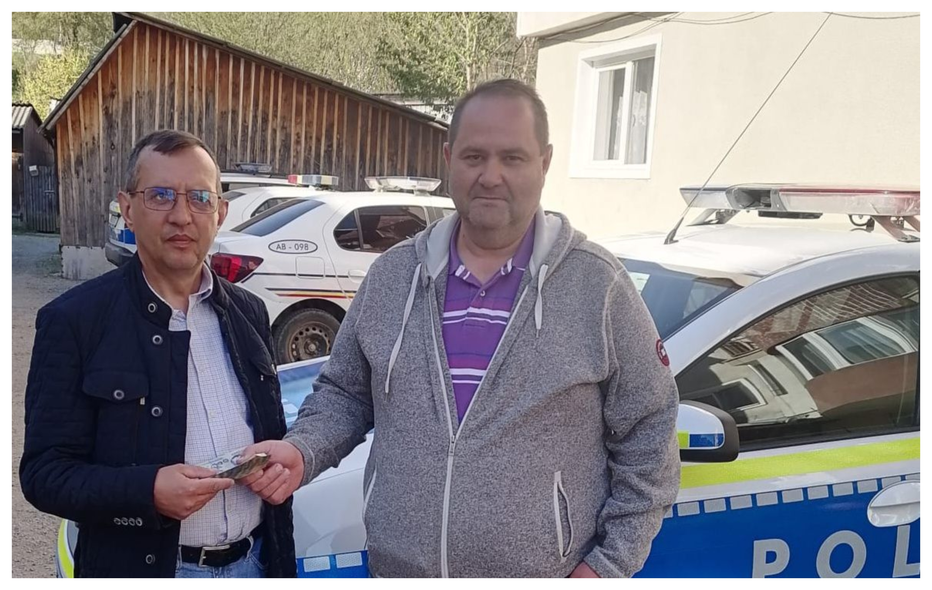 Gest rar de omenie! Un bărbat a găsit peste 21.000 de lei pe stradă și i-a dus direct la Poliție: „Un gest care merită apreciat”