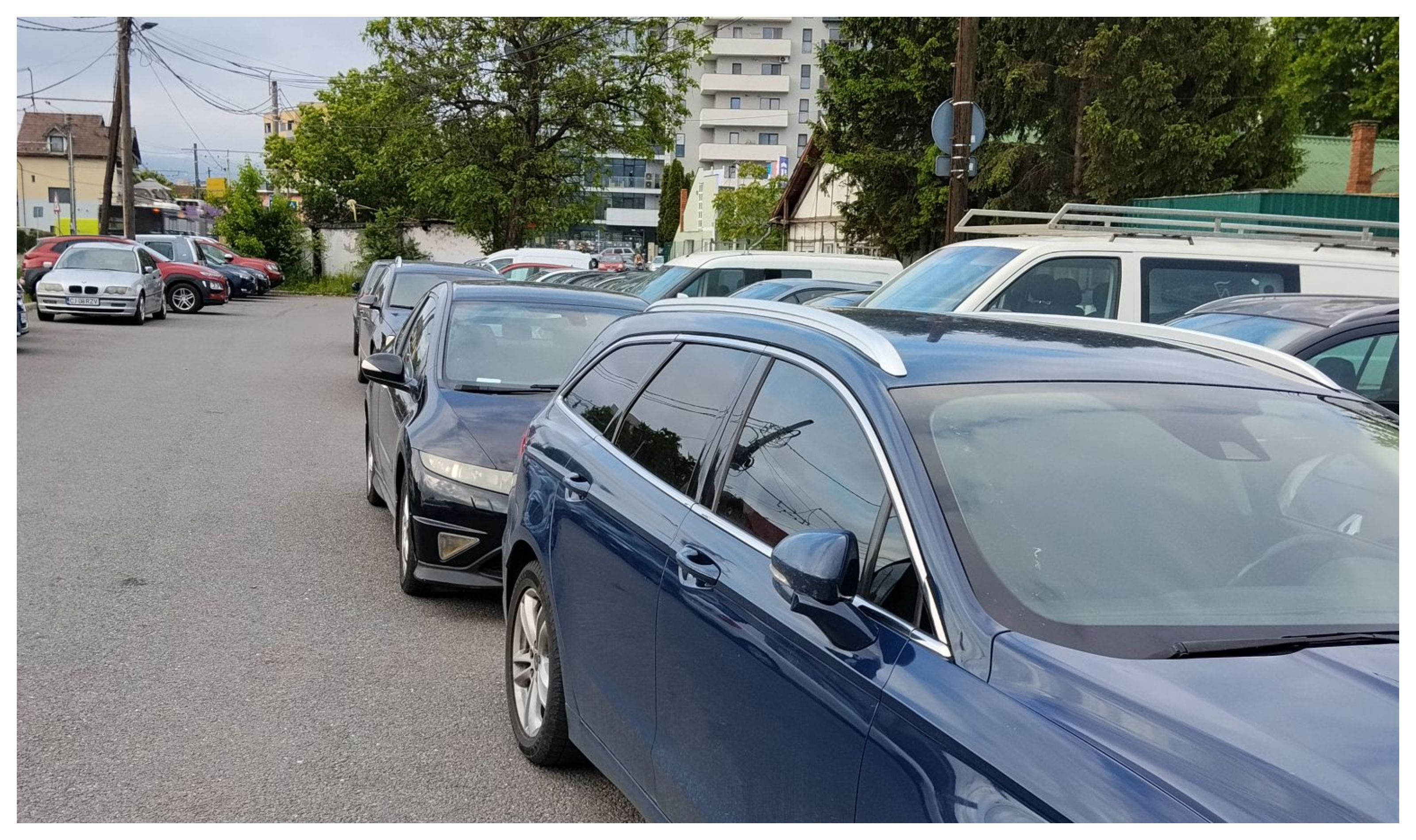 Haos într-o parcare din Cluj-Napoca! Patru șoferi au blocat complet accesul mașinilor