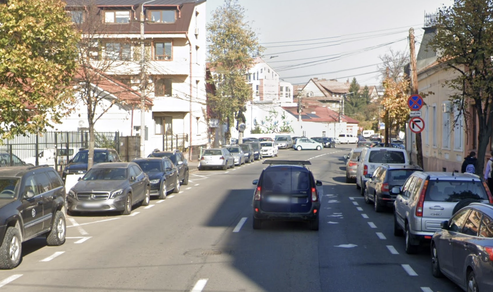 Haos pe o stradă din Cluj: mașinile au ocupat trotuarele, inclusiv la trecerile de pietoni. „E pericol în fiecare zi!" Ce cer locuitorii