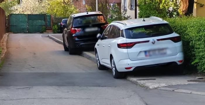 Haos pe o stradă din Cluj-Napoca! Locatarii spun că rămân blocați aproape zilnic din cauza mașinilor parcate