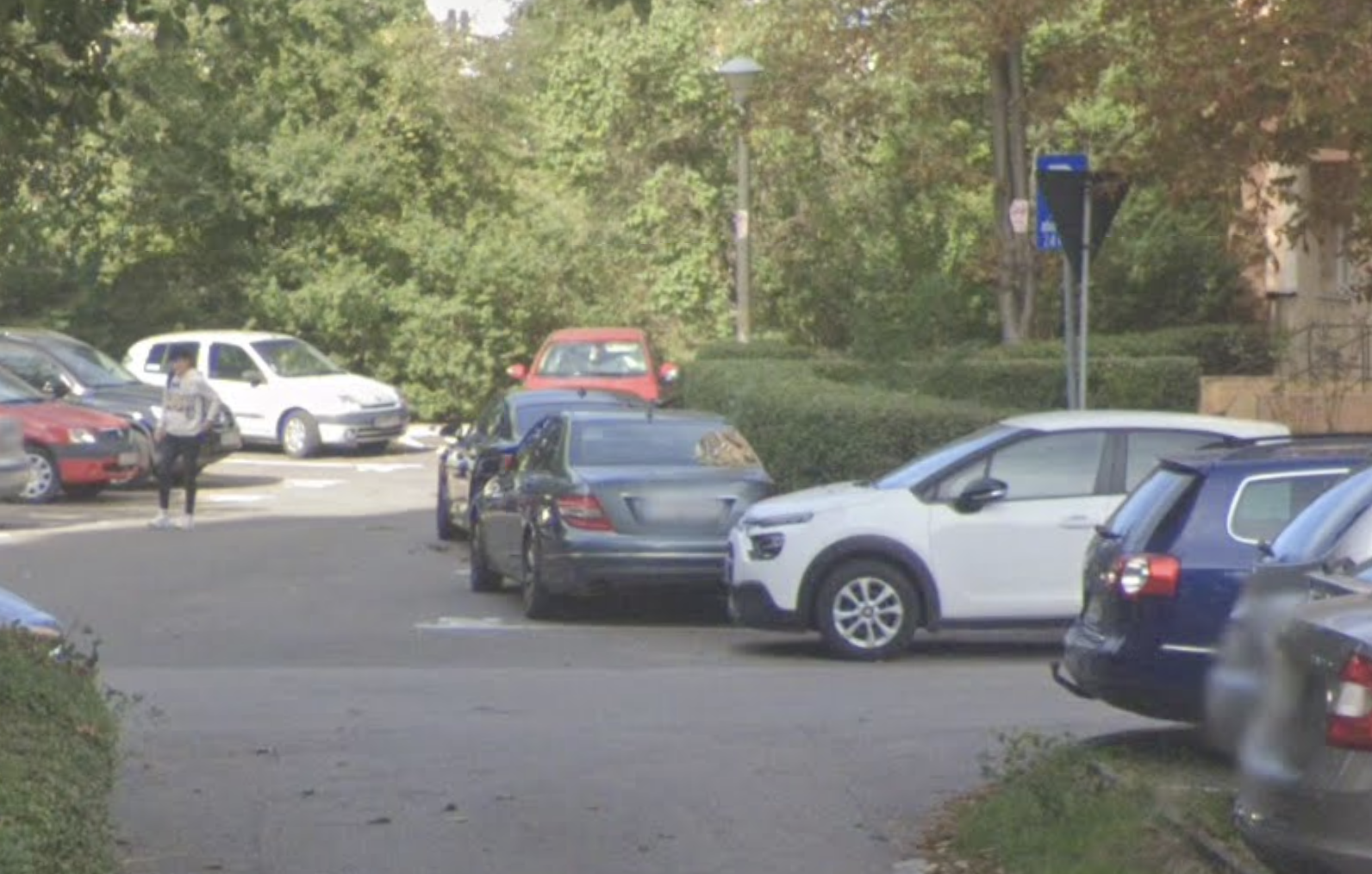 Haos zilnic pe o alee din Cluj: mașinile parcate la colțul intersecției blochează accesul în parcări, iar șoferii refuză să plece fără semn