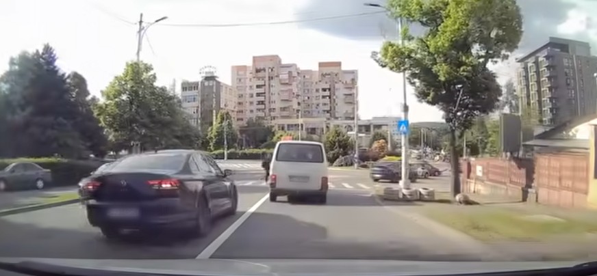 Imagini șocante în traficul din Cluj-Napoca! Un pieton putea fi spulberat pe trecerea de pietoni VIDEO